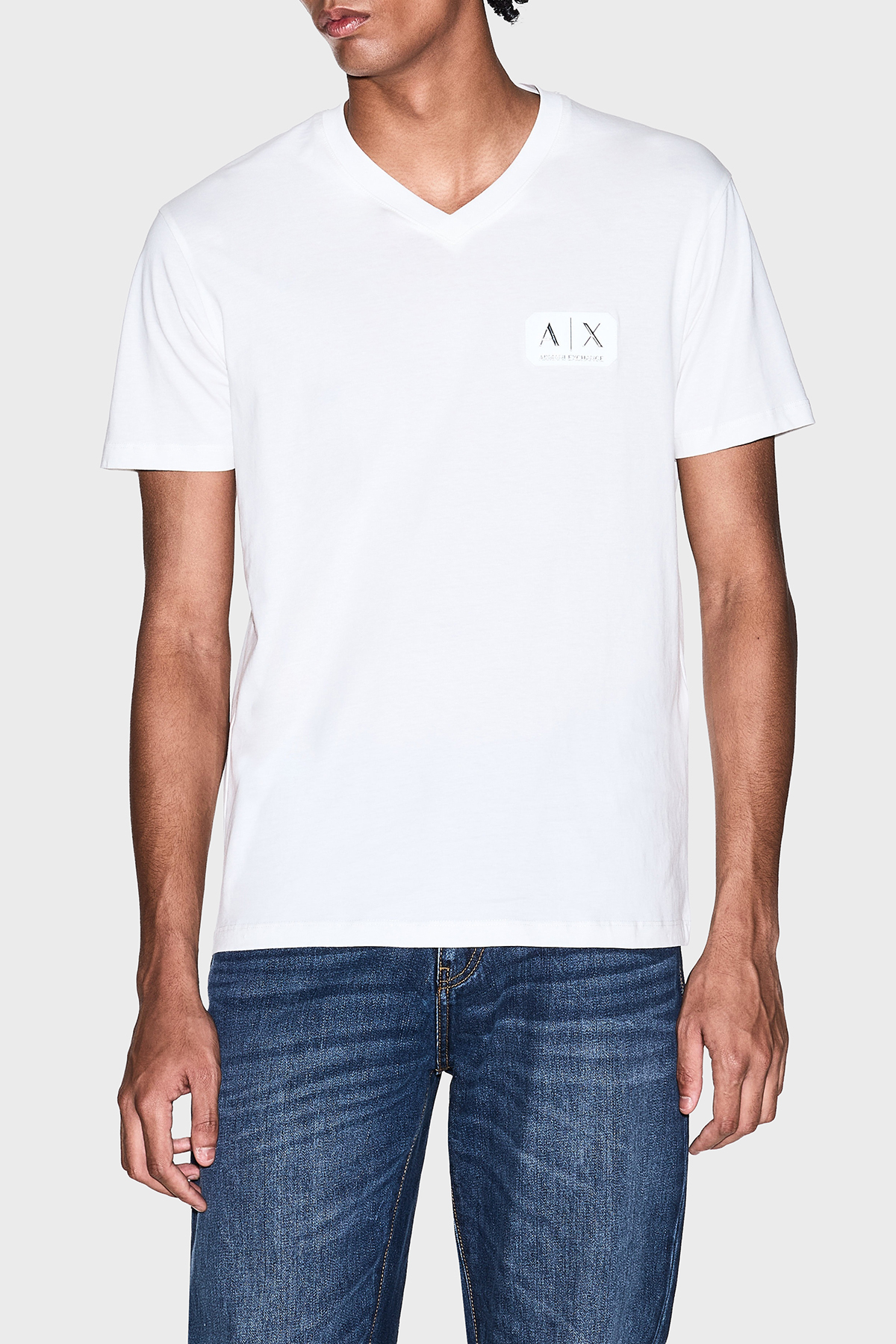 Armani Exchange Logolu Pamuklu Regular Fit V Yaka Erkek T Shirt XM002179 AF12308 U0009 BEYAZ