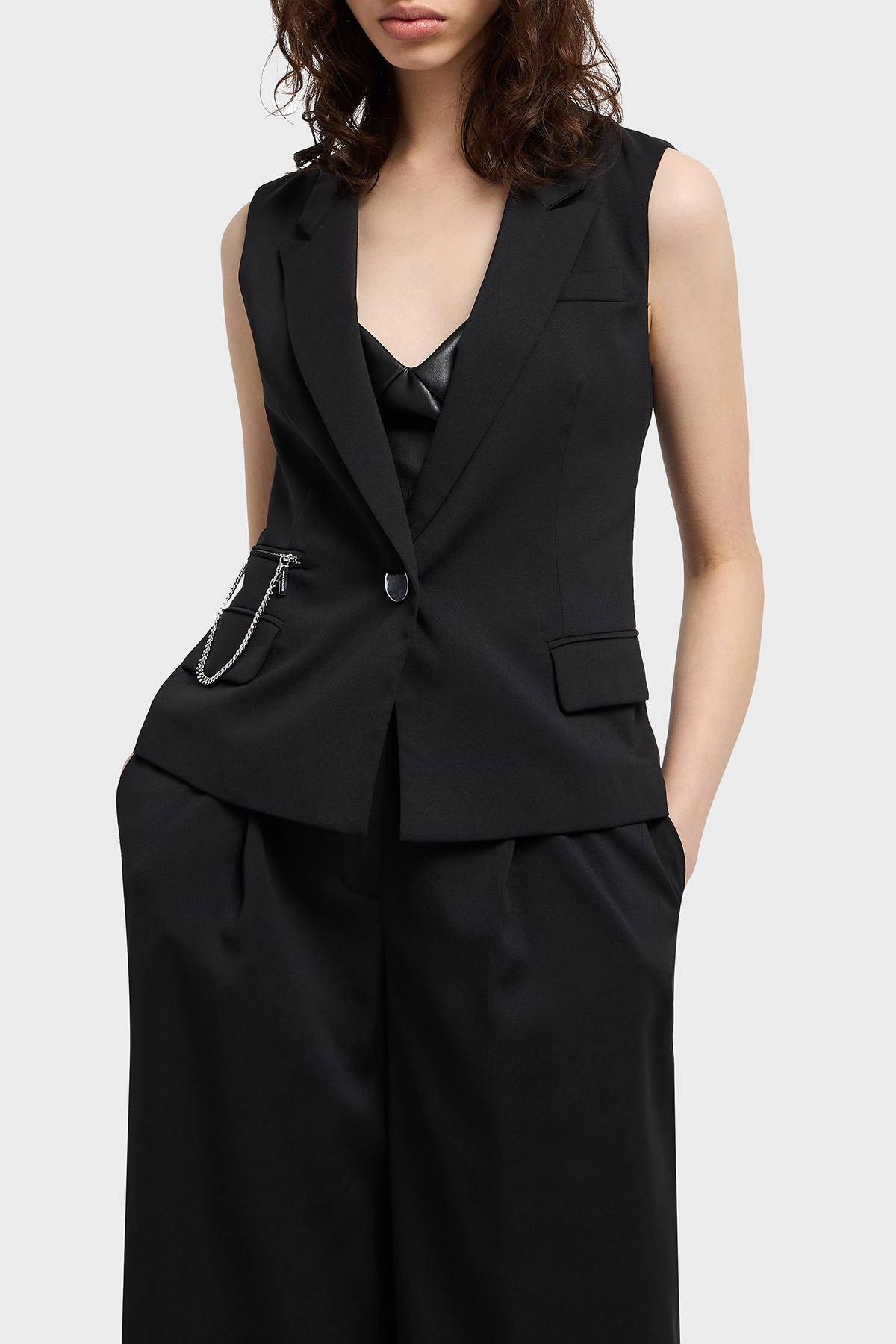 Armani Exchange Regular Fit Mono Yaka Zincir Detaylı Kadın Yelek XW000435 AF12749 UC001 SİYAH