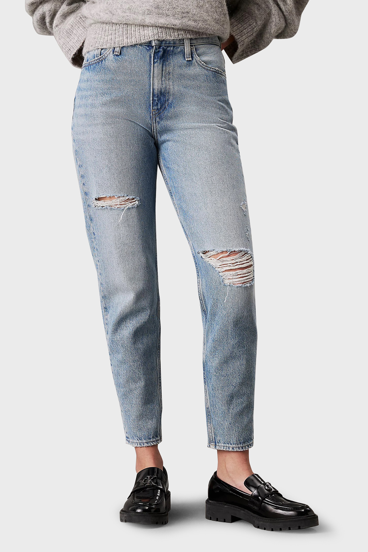 Calvin Klein % 100 Pamuk Mom Fit Yüksek Bel Daralan Paça Jeans J20J2240261AA Kadın Kot Pantolon J20J224026 1AA AÇIK MAVİ