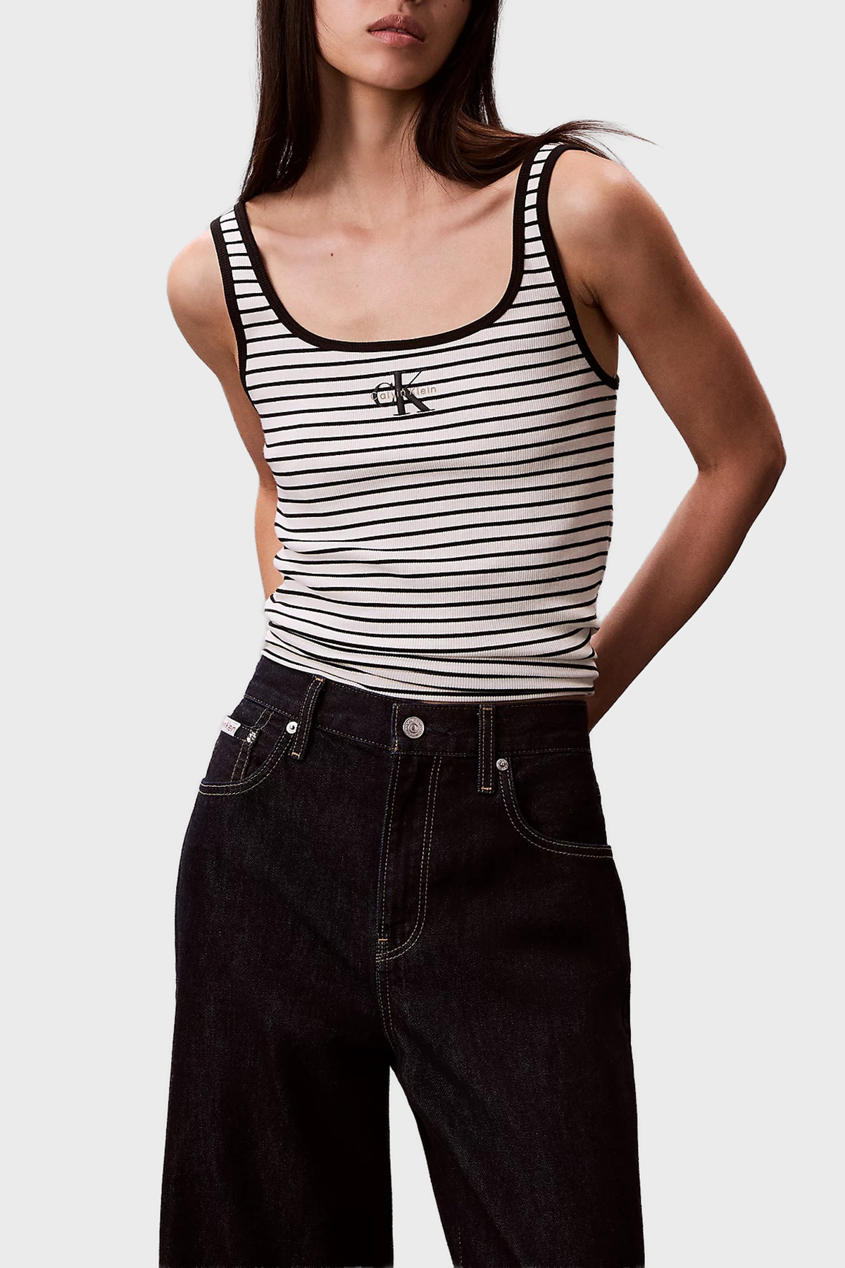 Calvin Klein Çizgili Pamuklu Slim Fit Yuvarlak Yaka Kolsuz  LV047F832GXDY Kadın T Shirt LV047F832G XDY SİYAH BEYAZ