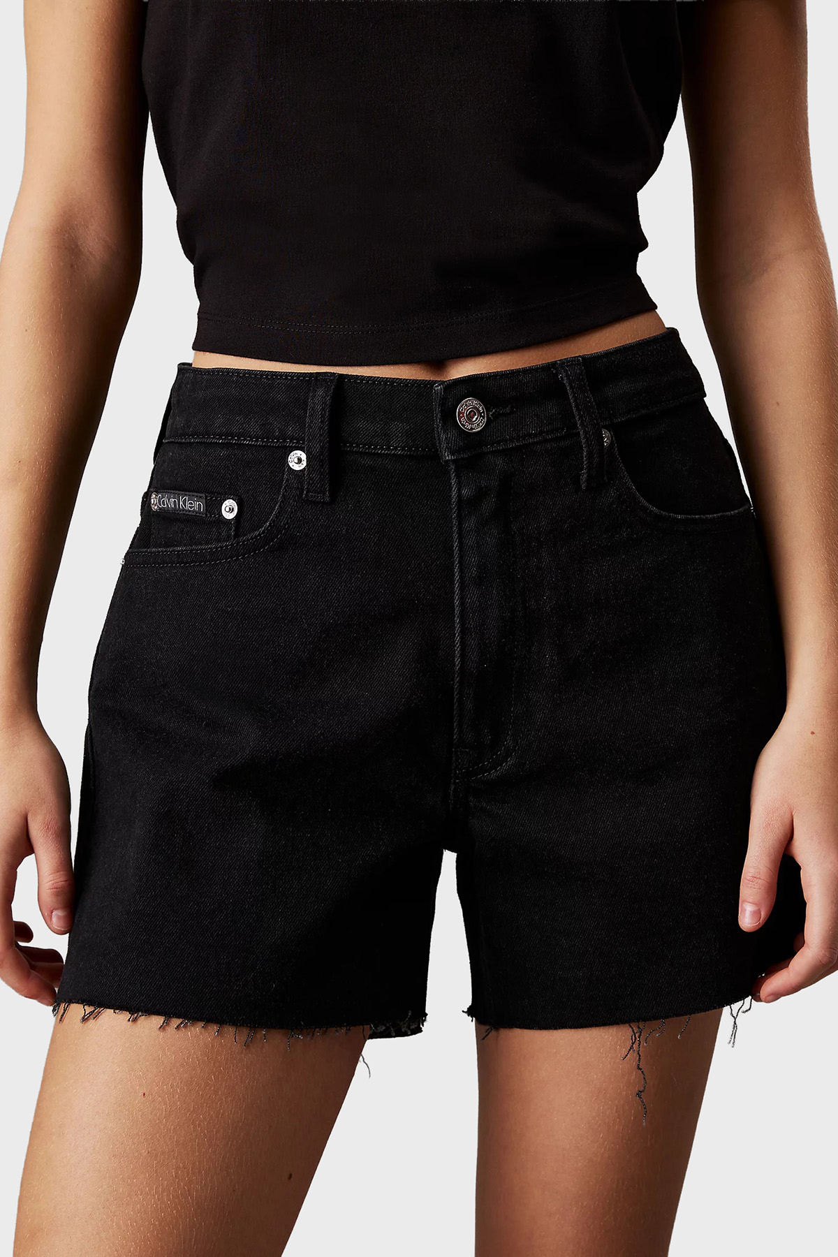 Calvin Klein Pamuk Karışımlı Mom Fit Yüksek Bel Kısa Kot  J20J2251541BY Kadın Short J20J225154 1BY SİYAH