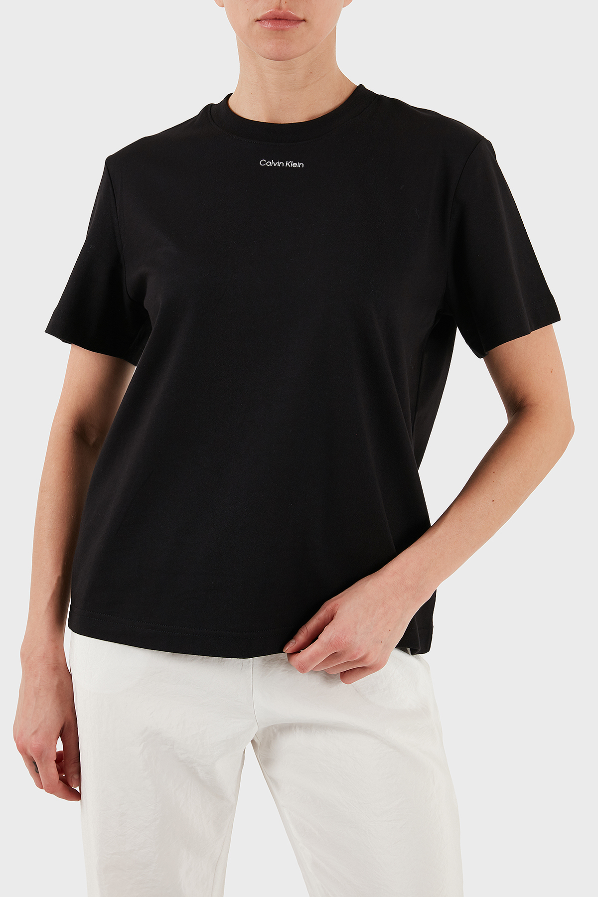 Calvin Klein Pamuklu Regular Fit Bisiklet Yaka Logolu  LV147C857GUB1 Kadın T Shirt LV147C857G UB1 SİYAH