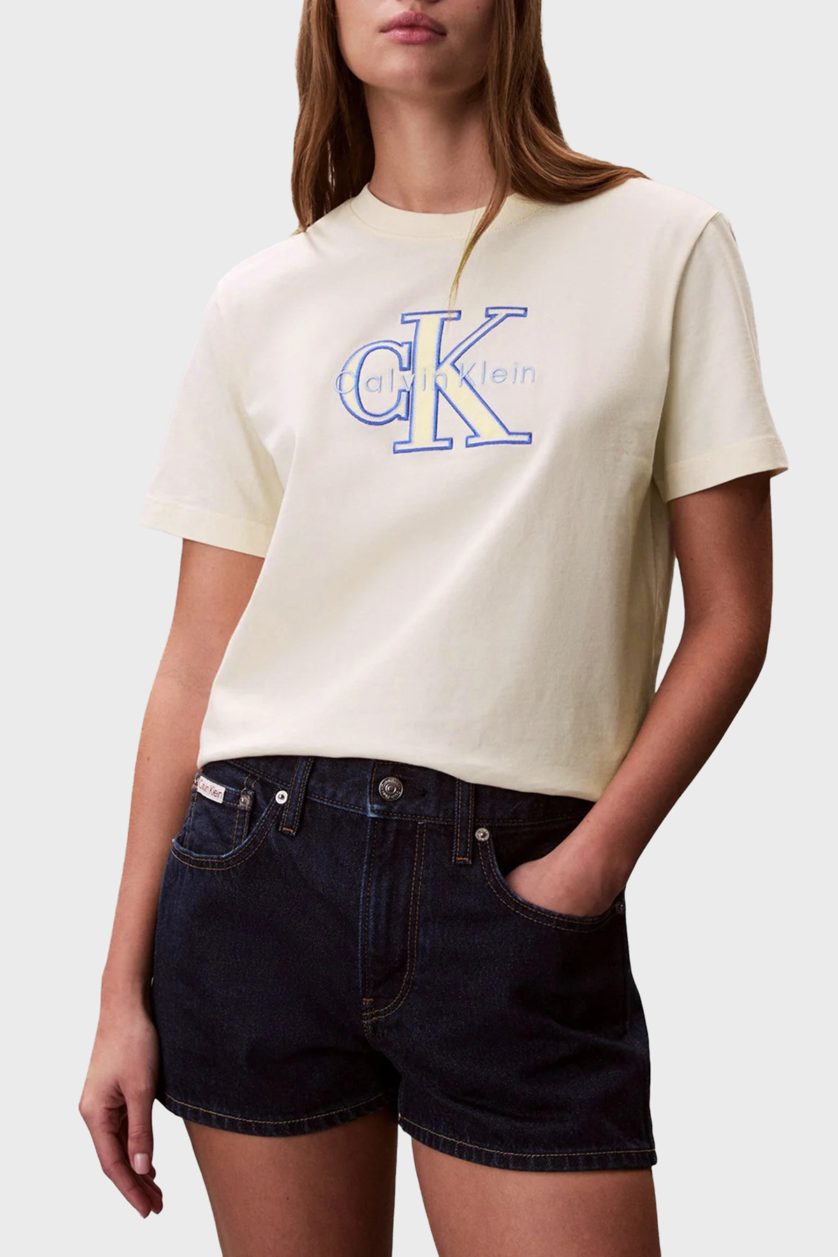 Calvin Klein Pamuklu Regular Fit Logolu Bisiklet Yaka  LV047F829GF7J Kadın T Shirt LV047F829G F7J BEYAZ