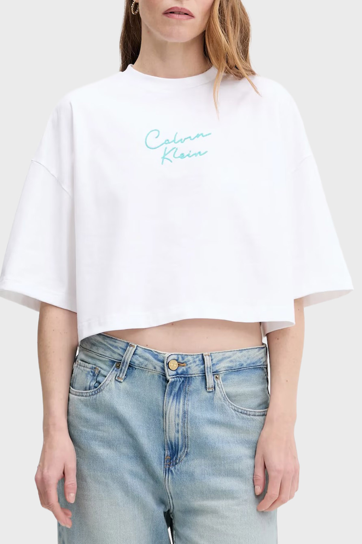 Calvin Klein Pamuklu Relaxed Fit İşleme Logolu Crop  LV047C202GYAA Kadın T Shirt LV047C202G YAA BEYAZ