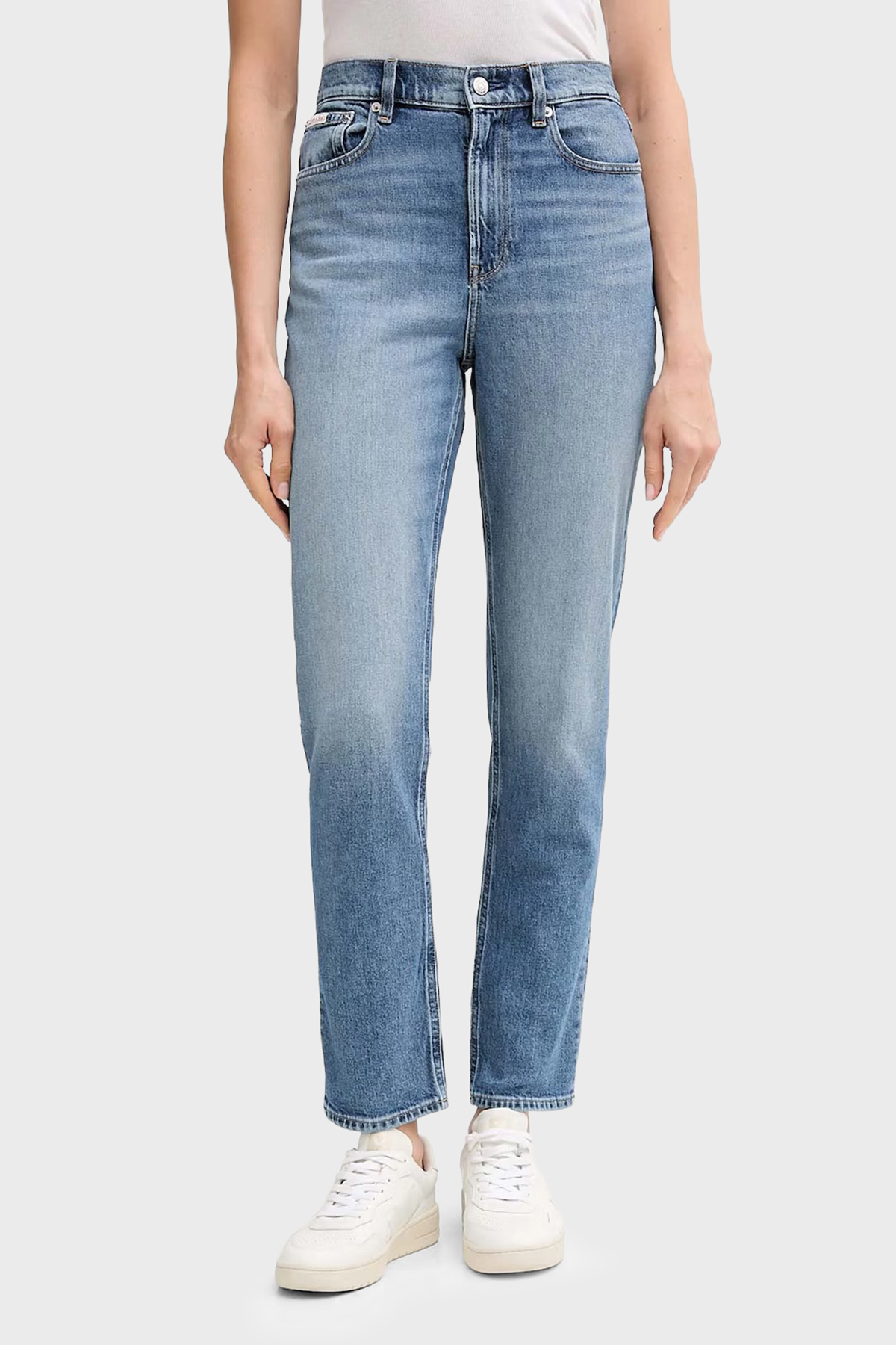 Calvin Klein Pamuklu Relaxed Fit Yüksek Bel Daralan Paça Jeans LV047D841G30N Kadın Kot Pantolon LV047D841G 30N MAVİ