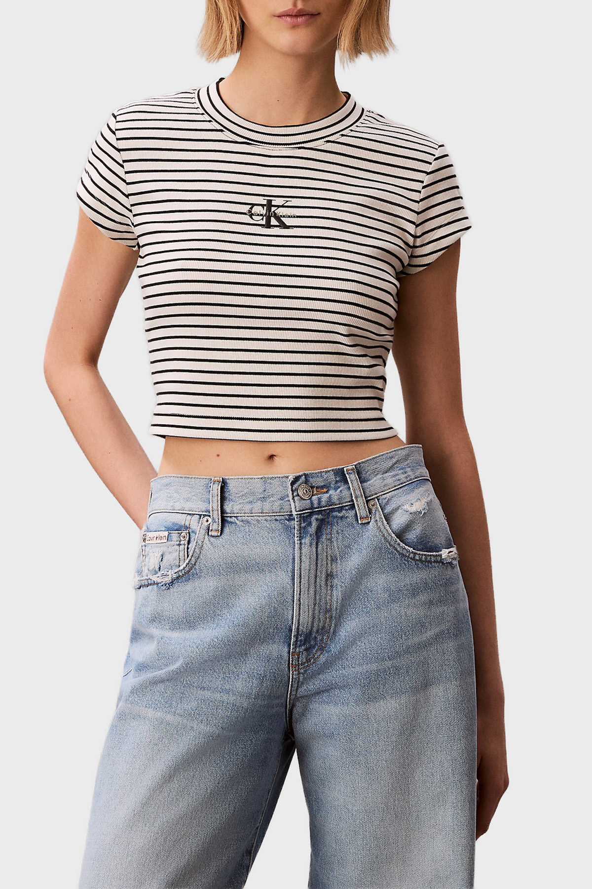 Calvin Klein Pamuklu Slim Fit Çizgili Yuvarlak Yaka  LV047F833GXDY Kadın T Shirt LV047F833G XDY SİYAH BEYAZ
