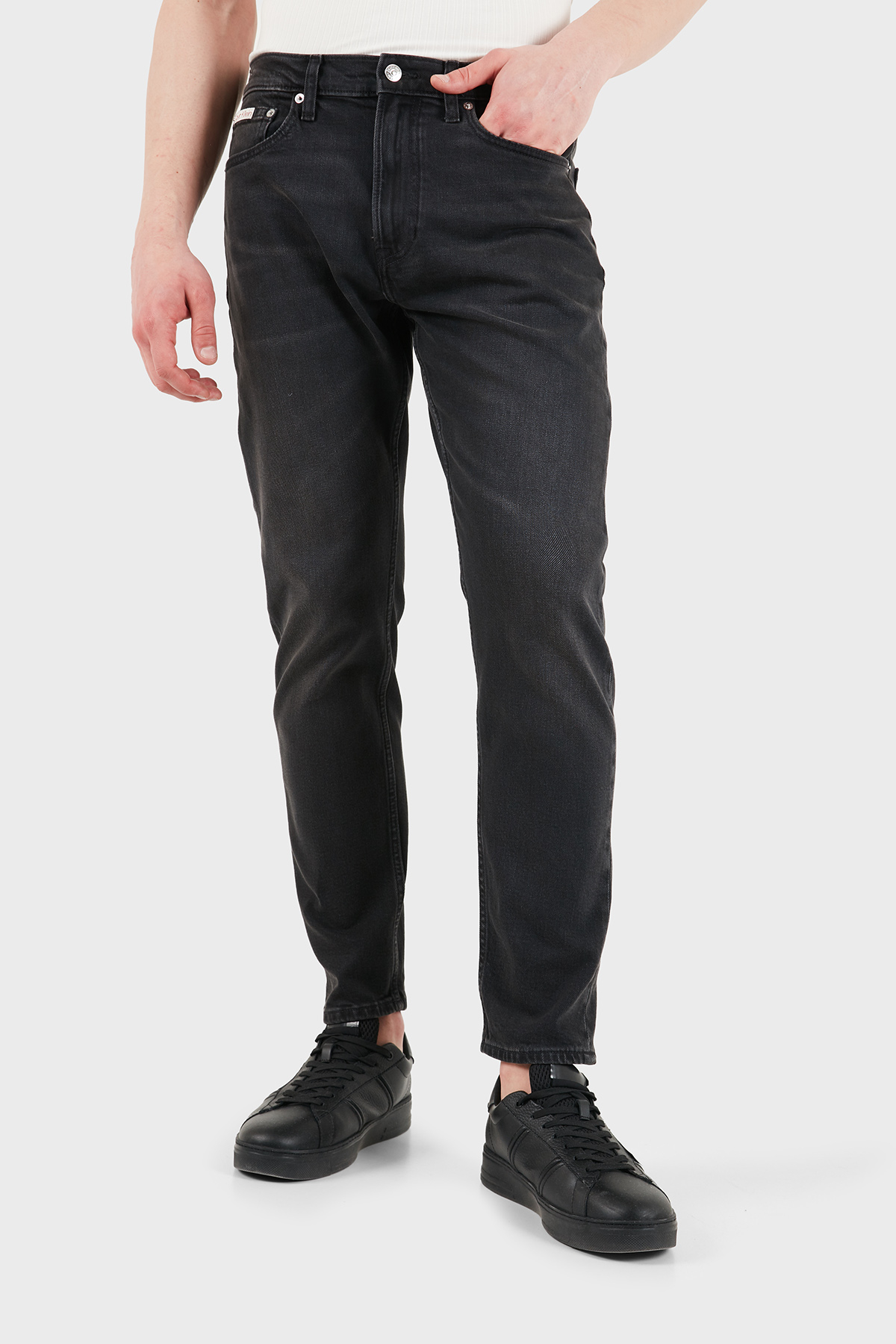 Calvin Klein Pamuklu Tapered Fit Dar Paçalı Jeans LV04RF947GXB0 Erkek Kot Pantolon LV04RF947G XB0 SİYAH
