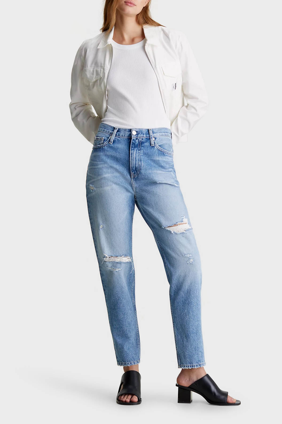 Calvin Klein Yırtık Detaylı Yüksek Bel Mom Jeans J20J2233101AA Kadın Kot Pantolon J20J223310 1AA AÇIK MAVİ