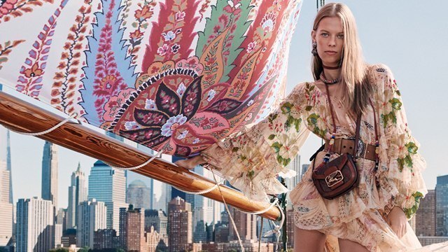 Çiçekli Elbiseler Yaza Damgasını Vuruyor