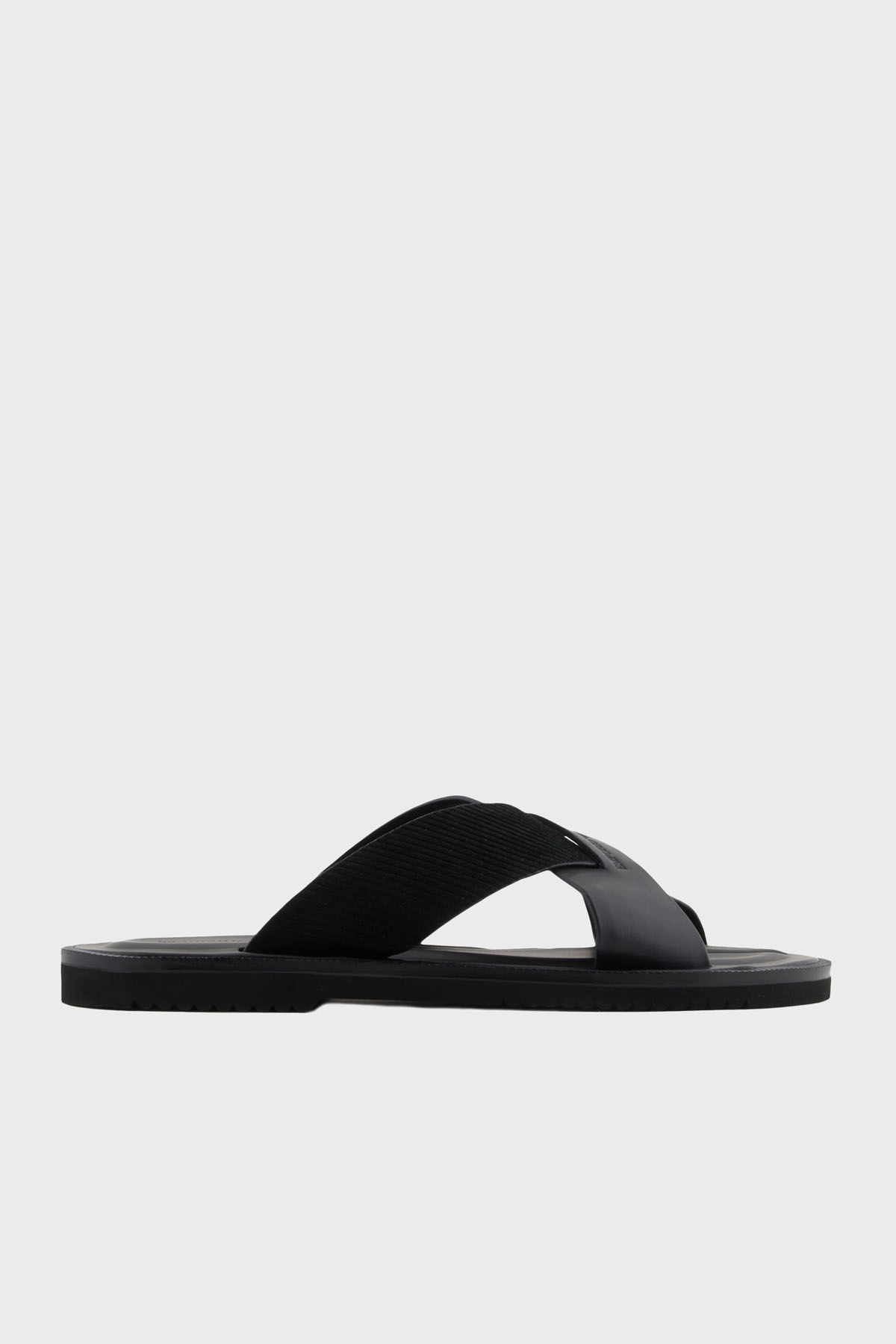 Emporio Armani Hakiki Deri ve Süet Detaylı Çapraz Çift Bantlı Erkek Terlik X4P124 XR340 K001 SİYAH