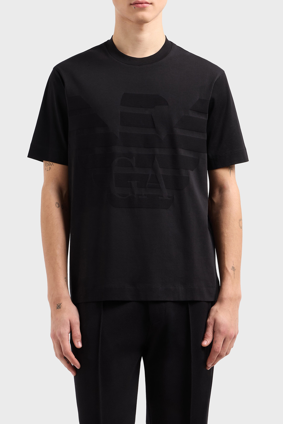 Emporio Armani Jakarlı Logo Baskılı % 100 Pamuk Regular Fit Sıfır Yaka Erkek T Shirt EM000943 AF10762 FC158 SİYAH
