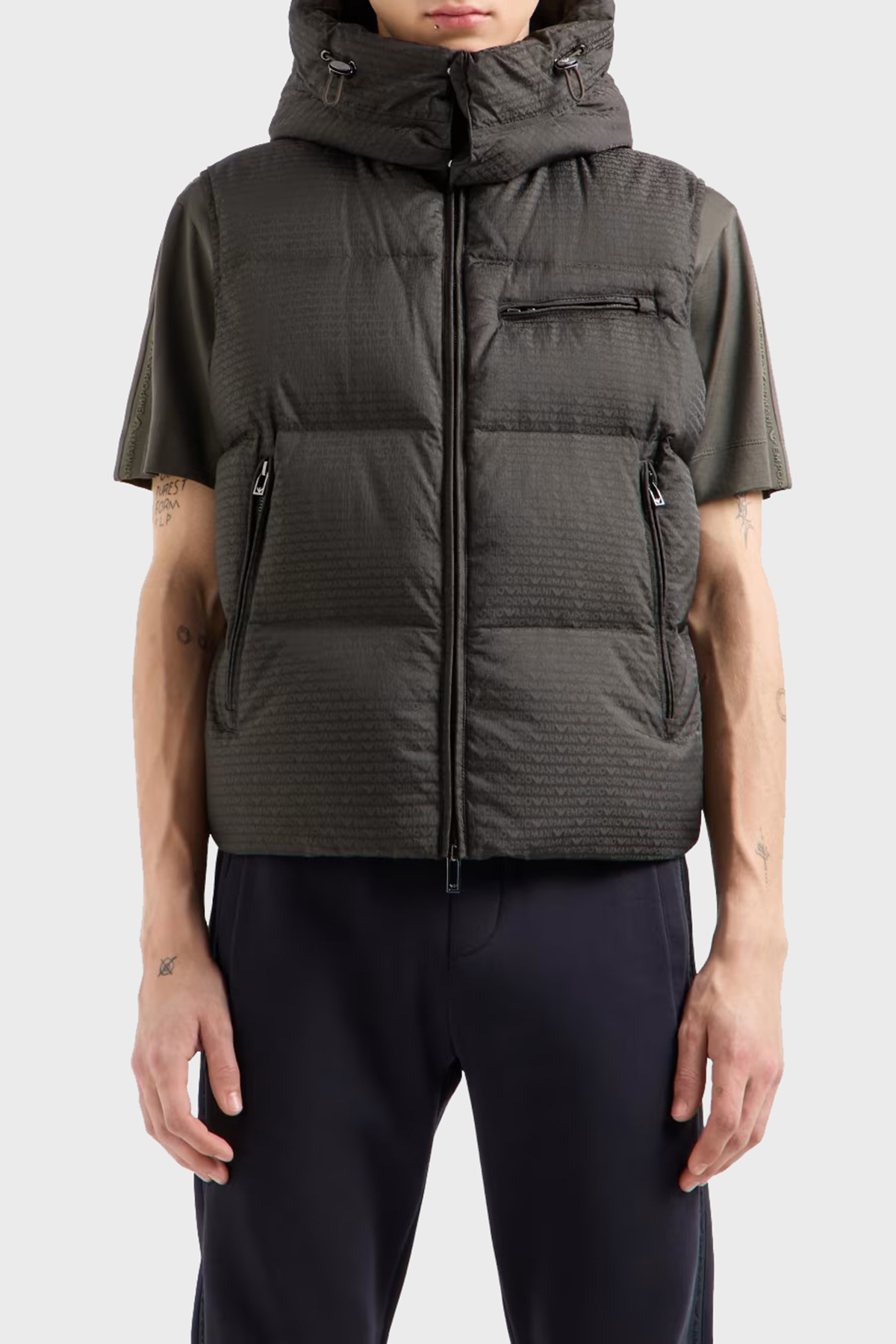 Emporio Armani Jakarlı Regular Fit Çıkarılabilir Kapüşonlu Şişme Erkek Yelek 6D1B66 1NNXZ 05A6 HAKİ
