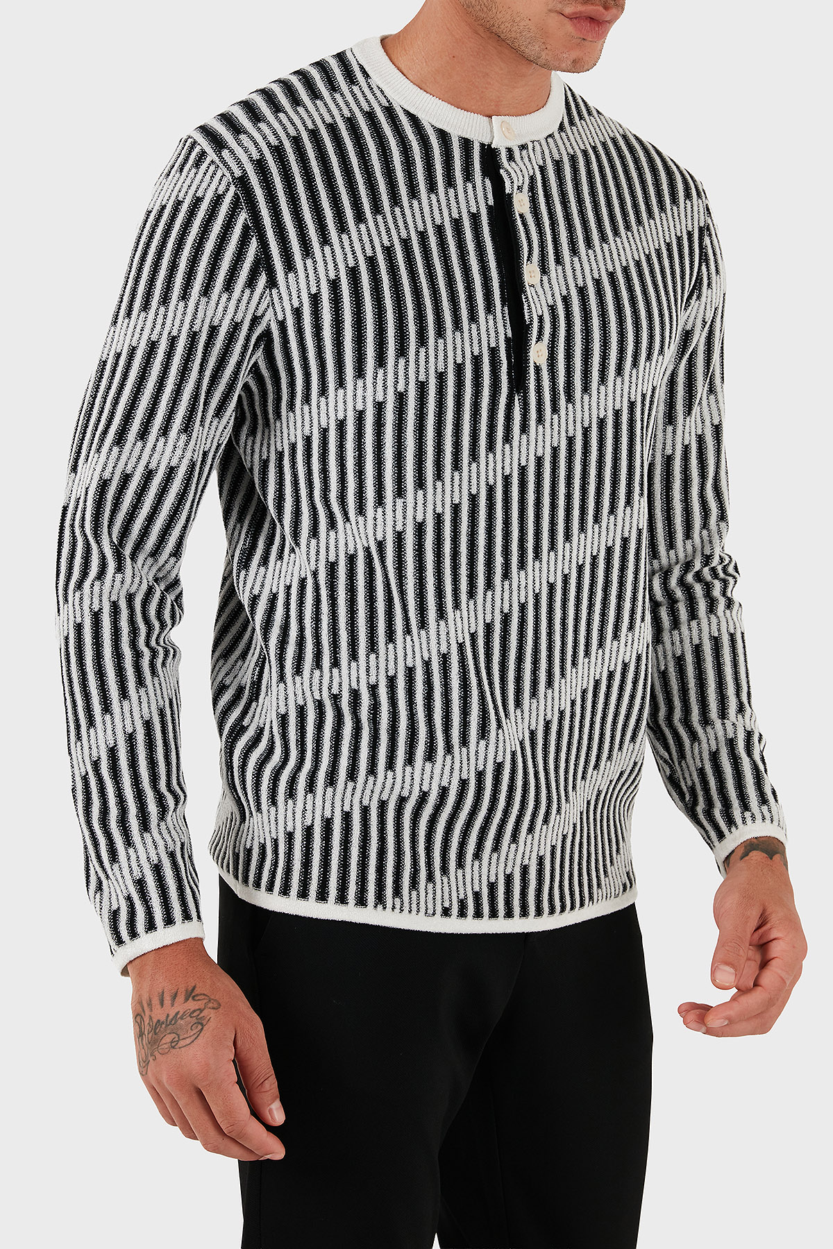 Emporio Armani Jakarlı Yün Karışımlı Regular Fit Sıfır Yaka Örme Erkek Kazak EM003517 AF19553 FC005 SİYAH-BEYAZ