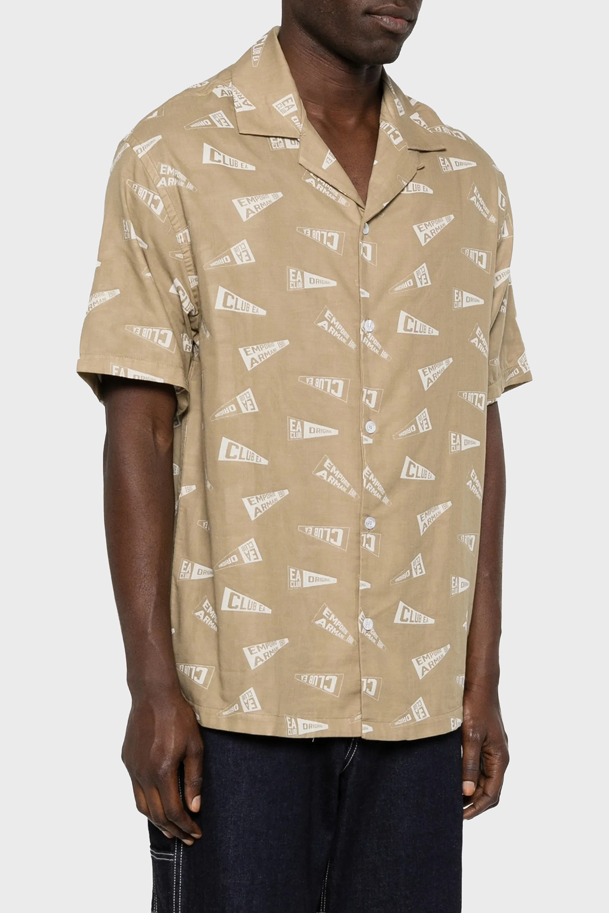Emporio Armani Pamuklu Logo Desenli Relaxed Fit Kısa Kollu Erkek Gömlek EM001084 AF22078 F1187 KOYU BEJ