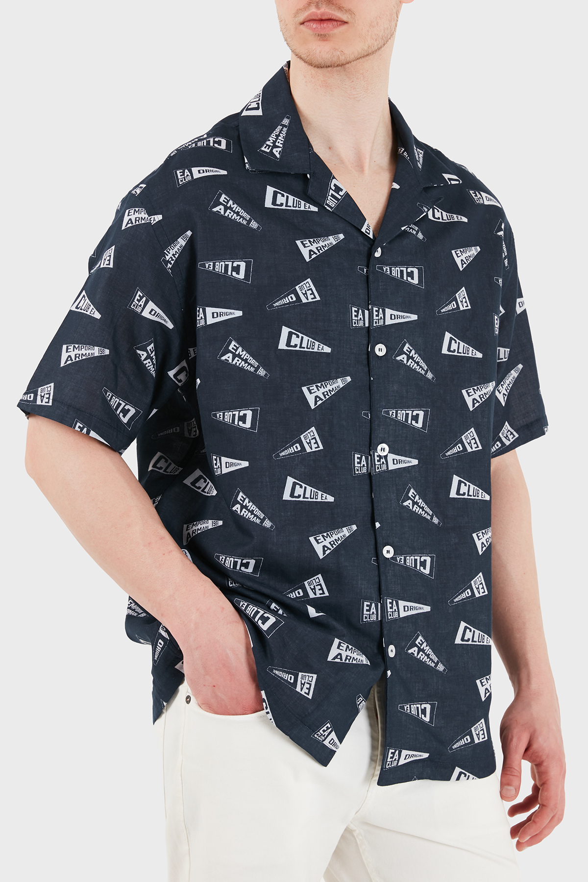 Emporio Armani Pamuklu Logo Desenli Relaxed Fit Kısa Kollu Erkek Gömlek EM001084 AF22078 FB465 LACİVERT