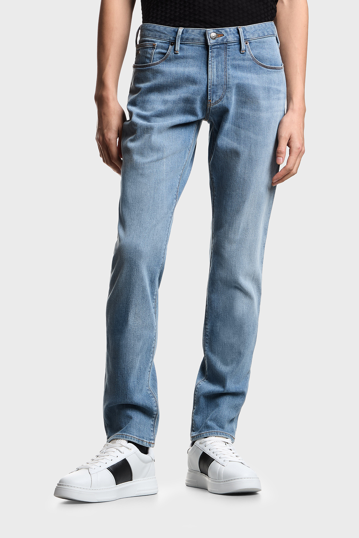 Emporio Armani Pamuklu Slim Fit Düşük Bel Dar Paça Jeans Erkek Kot Pantolon EM000121 AF22800 MB003 MAVİ