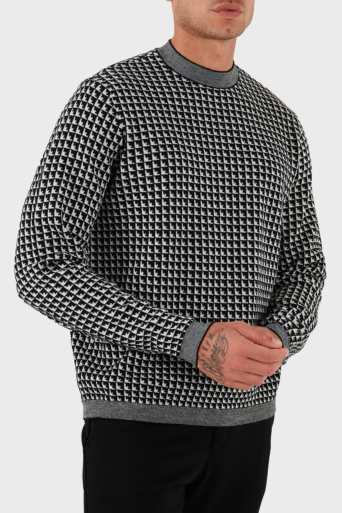 Emporio Armani Yünlü Jakarlı Logo Baskılı Regular Fit Bisiklet Yaka Erkek Kazak EM001989 AF14199 FC043 SİYAH-BEYAZ