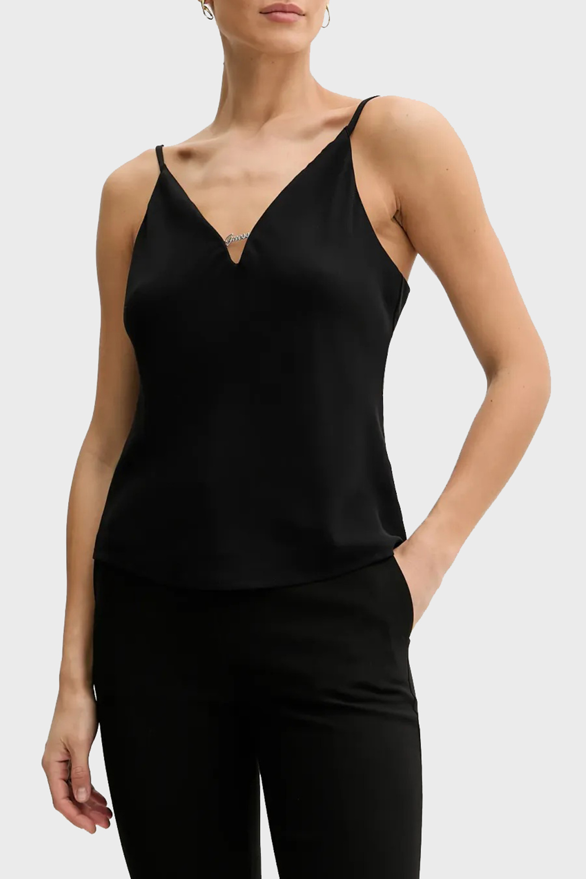 Guess Caroline Regular Fit V Yaka Logolu  W5GH58WGLD2 Kadın Top W5GH58 WGLD2 JBLK SİYAH