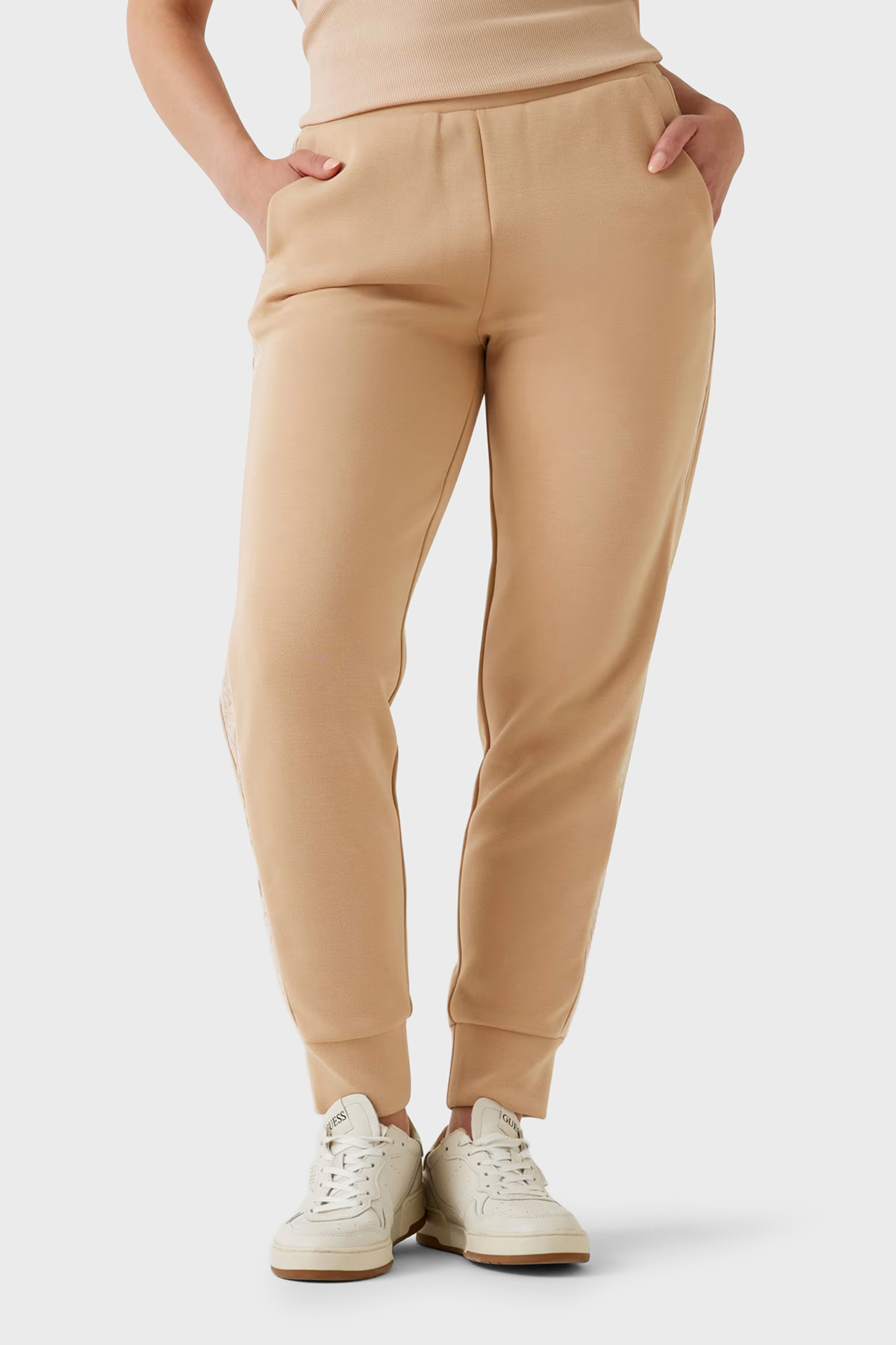 Guess New Victoire Regular Fit Ribanalı Paça Logo Şeritli  W5YB11KBYE2 Kadın Pantolon W5YB11 KBYE2 A11T BEJ