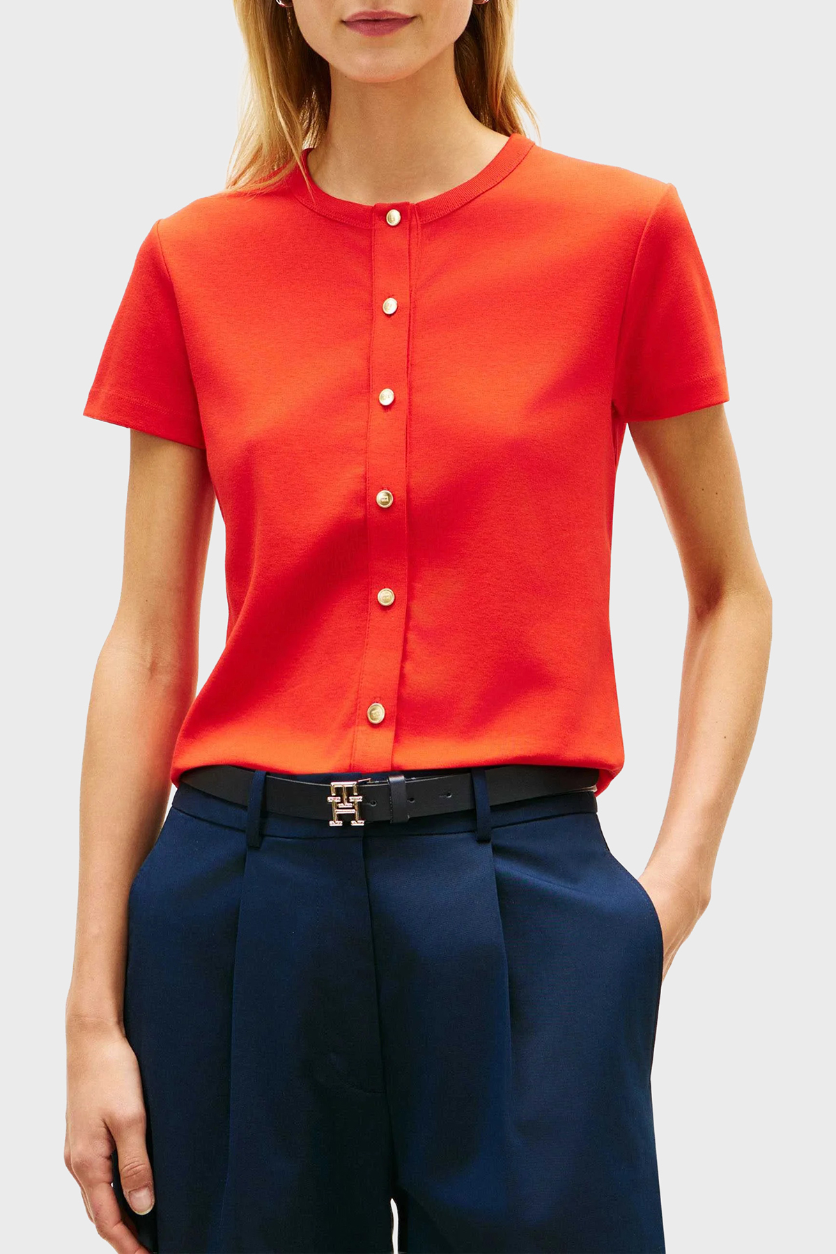 Tommy Hilfiger Logolu % 100 Pamuk Slim Fit Düğme Detaylı Kadın T Shirt WW0WW48709 SNE KIRMIZI