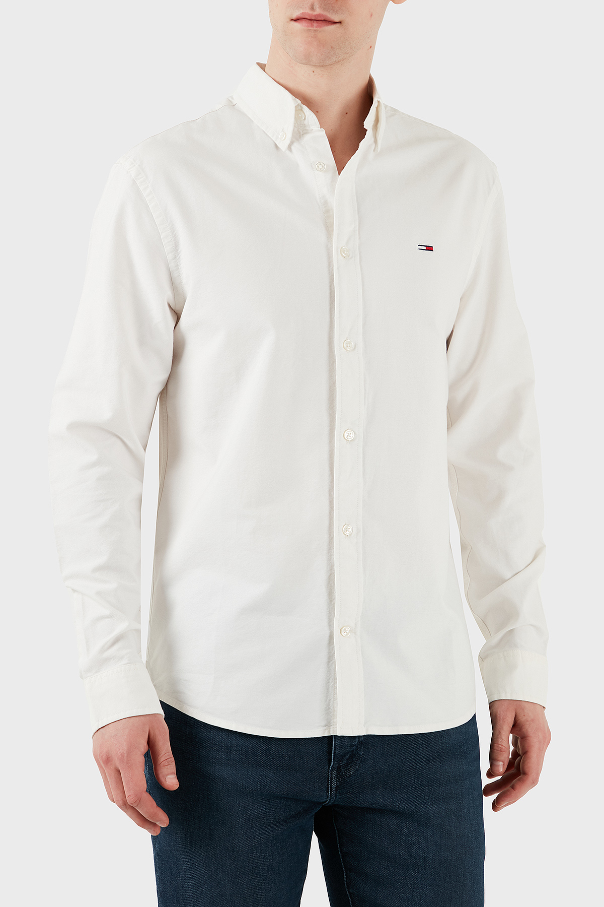 Tommy Jeans % 100 Pamuk Regular Fit Düğmeli Yaka Erkek Gömlek DM0DM21298 YBL BEYAZ