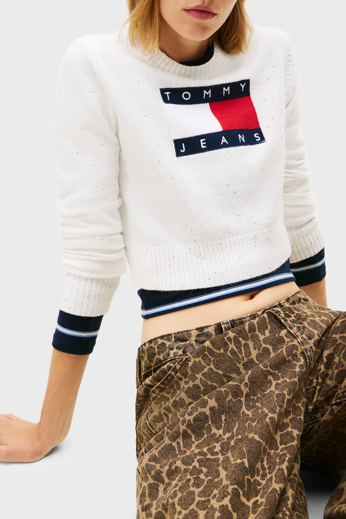 Tommy Jeans Pamuk Karışımlı Slim Fit Bisiklet Yaka Pul Detaylı Kadın Kazak DW0DW21690 YBH BEYAZ
