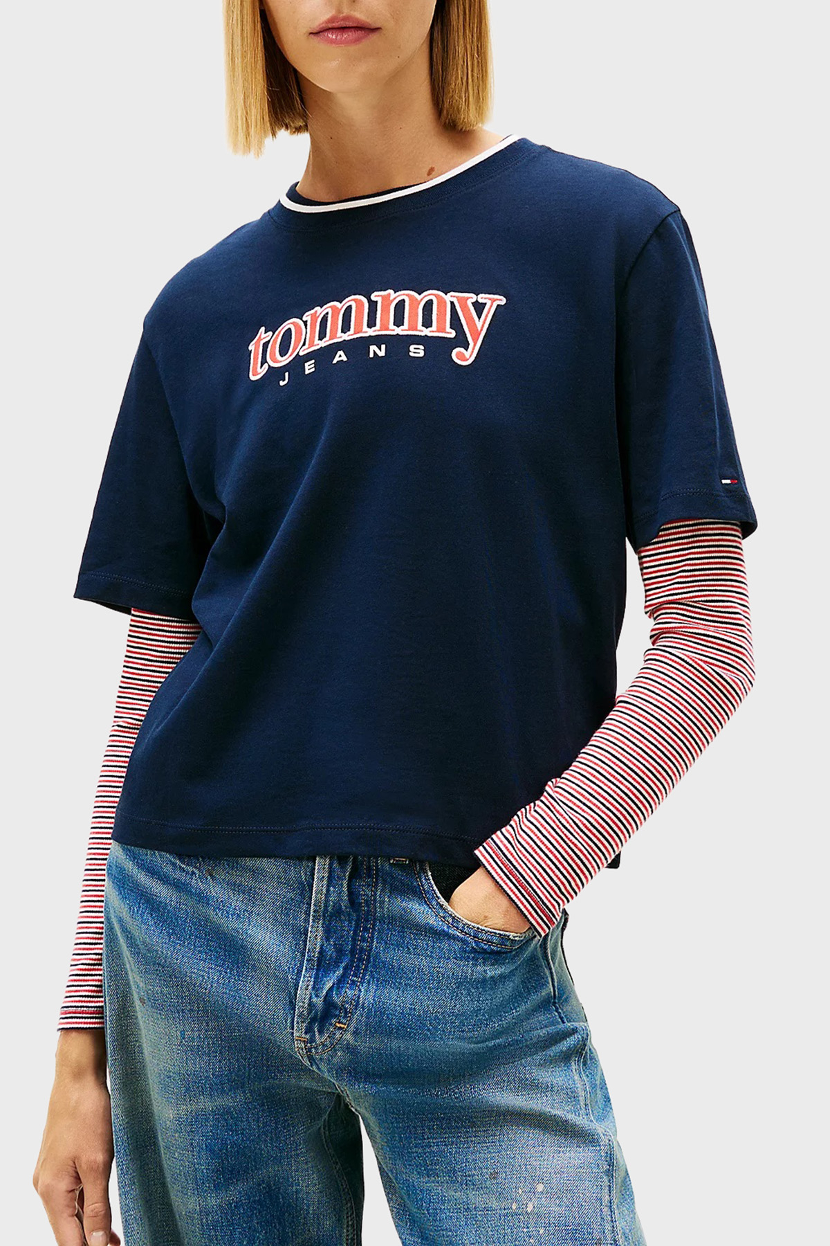 Tommy Jeans Pamuklu Relaxed Fit Logolu Bisiklet Yaka Kadın T Shirt DW0DW22563 C1G LACİVERT