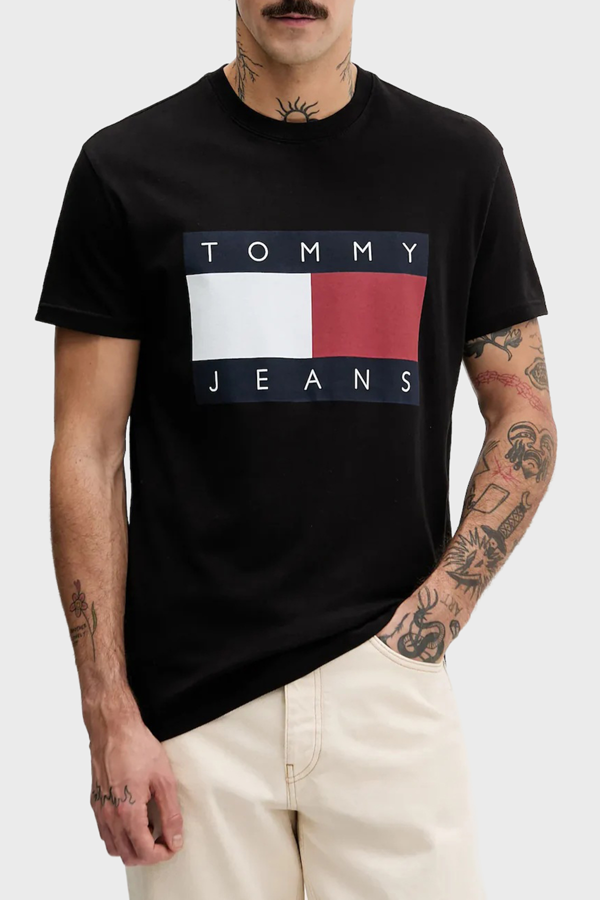 Tommy Jeans Pamuklu Regular Fit Logolu Bisiklet Yaka Erkek T Shirt DM0DM22645 BDS SİYAH