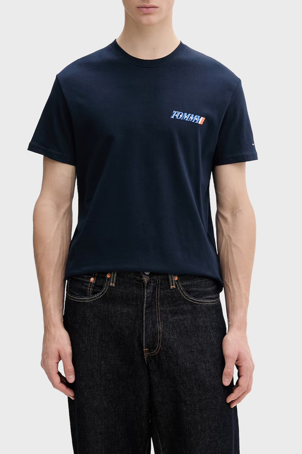 Tommy Jeans Pamuklu Sırt Baskılı Regular Fit Bisiklet Yaka Erkek T Shirt DM0DM22547 C1G LACİVERT