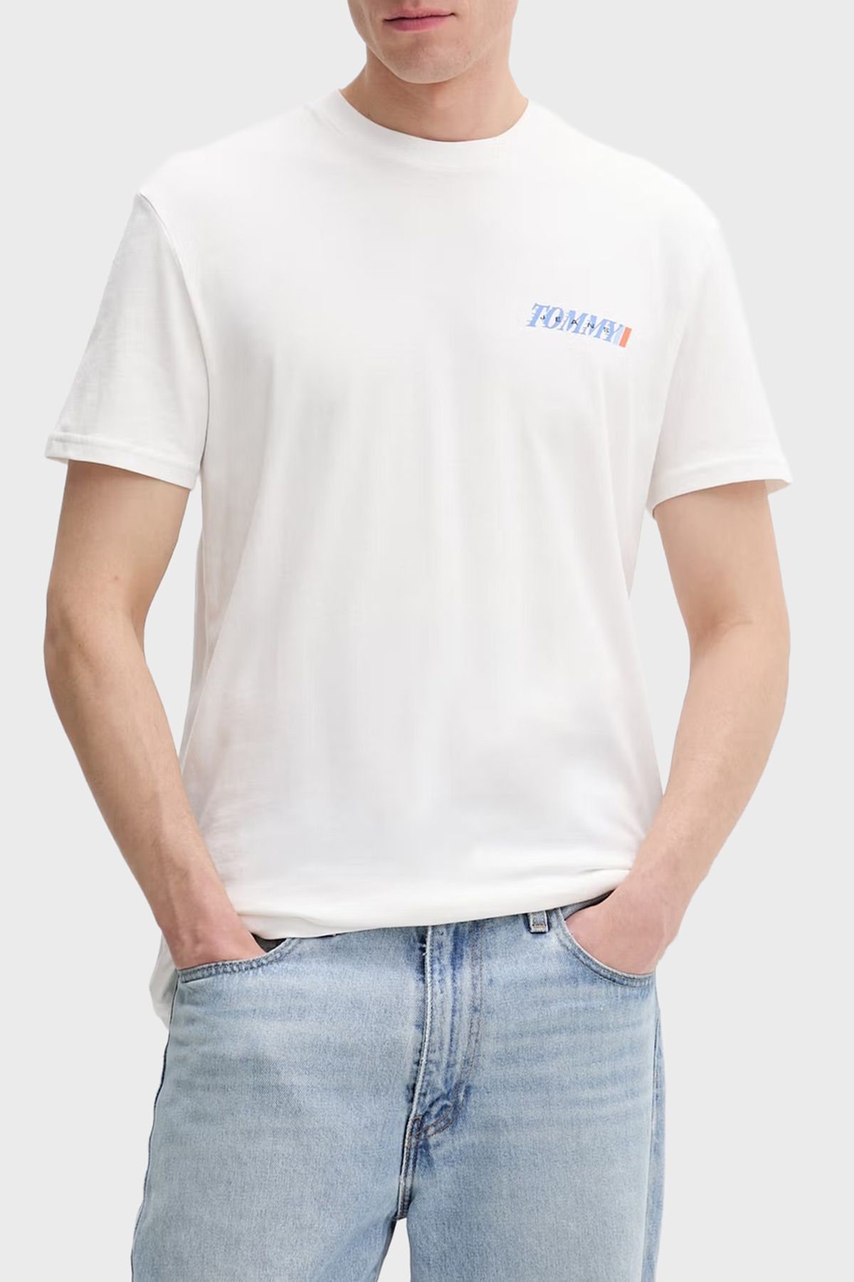 Tommy Jeans Pamuklu Sırt Baskılı Regular Fit Bisiklet Yaka Erkek T Shirt DM0DM22547 YBL BEYAZ