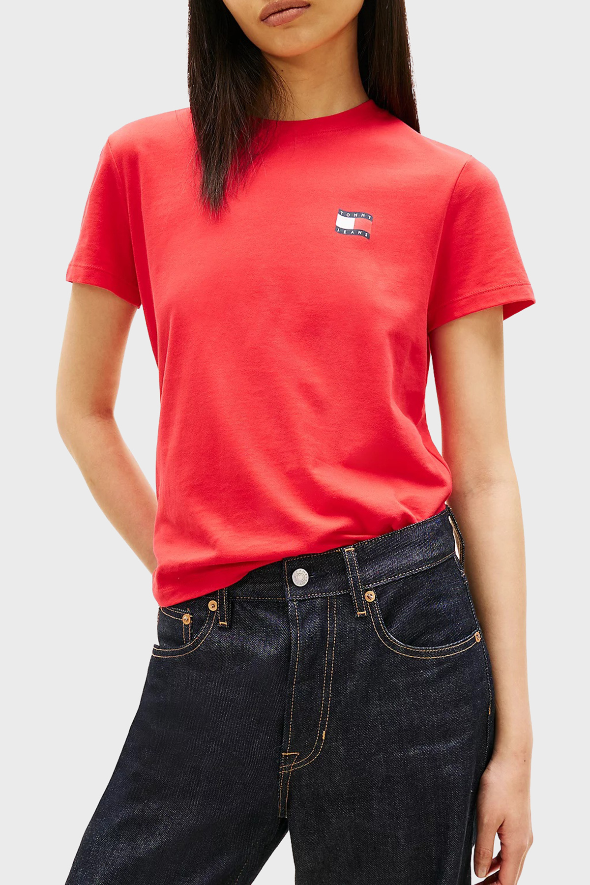 Tommy Jeans Pamuklu Sırt Baskılı Regular Fit Bisiklet Yaka Kadın T Shirt DW0DW22274 XK3 KIRMIZI