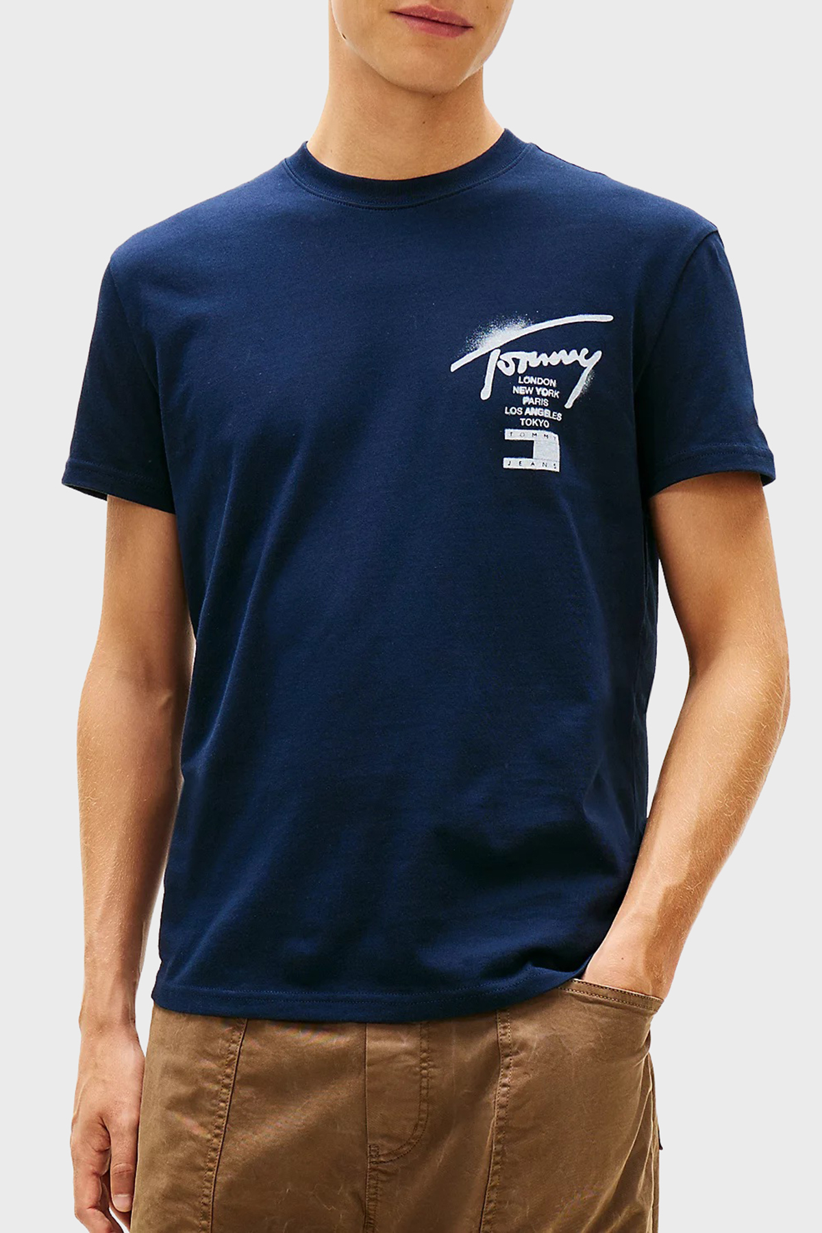 Tommy Jeans Sırt Baskılı Pamuklu Regular Fit Bisiklet Yaka Erkek T Shirt DM0DM22553 C1G LACİVERT