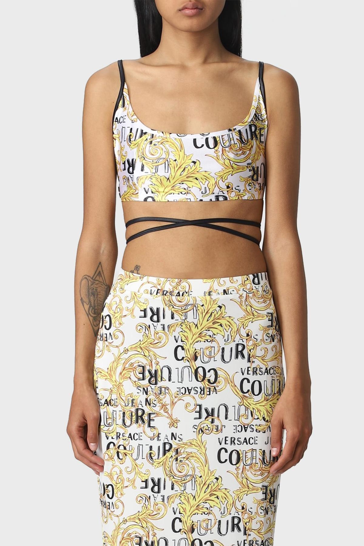 Versace Jeans Couture Barok Desenli Bağlama Detaylı Kadın Top 74HAM231 JS178 G03 BEYAZ